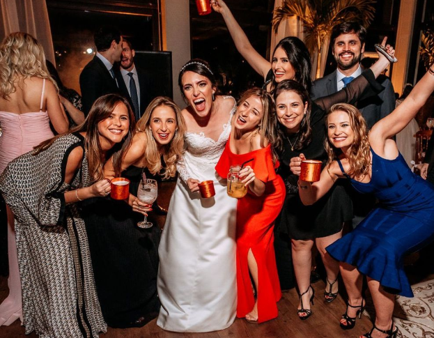 Noiva celebrando o casamento com seus convidados
