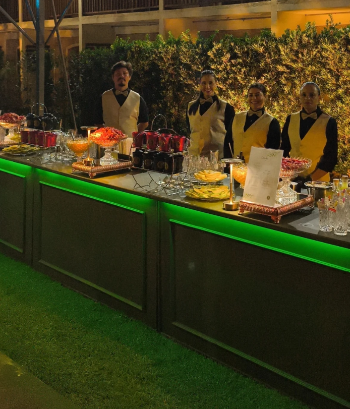 Equipe da Grandeza Bar preparada para atender evento especial